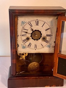 lot 32 image: Vintage New Haven Clock