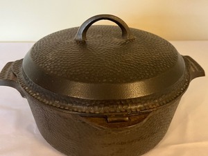 lot 26 image: Vintage Griswold #8 Covered Cast Iron Pot