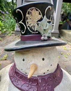 lot 137 image: Decorative and Fun Outdoor Snowman Lamp Holder