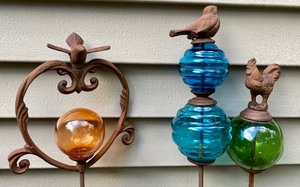 lot 162 image: Variety of Fun Decorative Garden Sticks