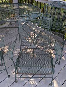 lot 218 image: Metal Patio Set