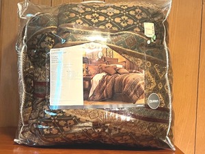 lot 97 image: Chenille Queen Comforter Set
