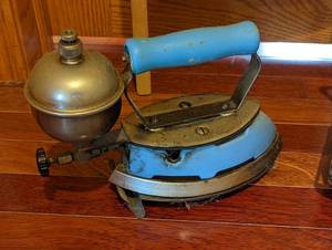 lot 243 image: Vintage Housewares
