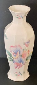 lot 197 image: Aynsley Little Sweetheart Vase and Pink Depression Teacup and Saucer