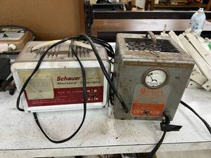 lot 203 image: Battery Chargers