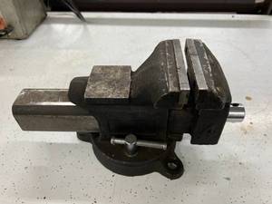 lot 204 image: Vise