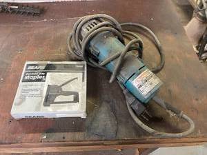 lot 232 image: Makita Disc Grinder & Sears Stapler