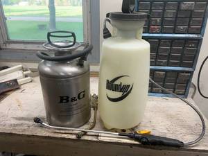 lot 242 image: Sprayers
