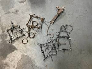 lot 253 image: Traps