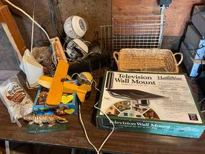 lot 450 image: Everything on Table