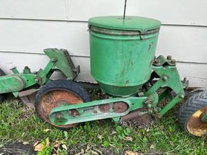 lot 314 image: John Deere Planter
