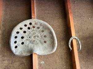 lot 325 image: Old Tractor Seat & Horseshoe
