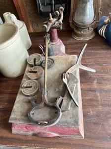 lot 329 image: Table Top Scale