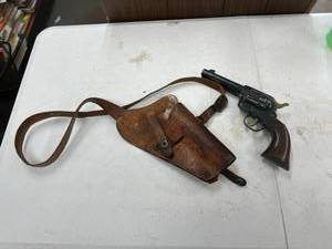 lot 337 image: Cap Gun & Holster