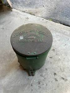 lot 355 image: John Deere Planter