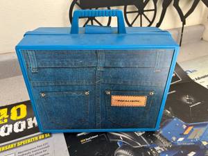 lot 359 image: Realistic Portable Record Player