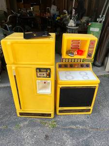 lot 363 image: Play Kitchen - Refrigerator & Stove