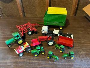 lot 372 image: John Deere & Other Toys