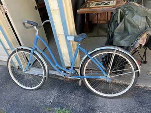 lot 389 image: Schwinn Bicycle