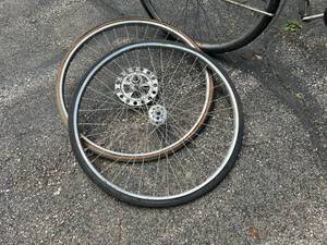 lot 391 image: Schwinn Collegiate Bicycle & Xtra Wheels