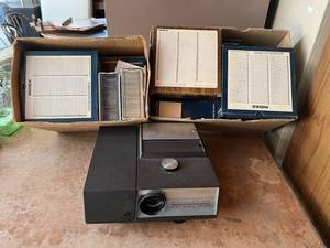 lot 404 image: Airquipt 650 Slide Projector & Many Circular Magazines