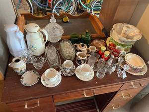 lot 415 image: Glassware, Salt & Pepper Shakers