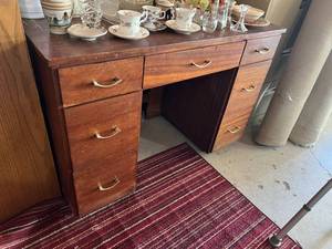 lot 416 image: Desk