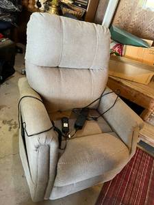 lot 424 image: Auto Lift Chair