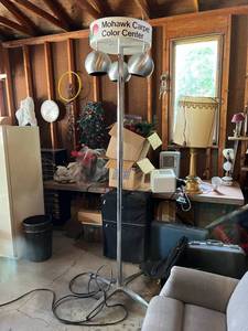 lot 429 image: Carpet Center Tall Lamp