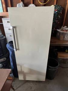 lot 432 image: Garage Fridge