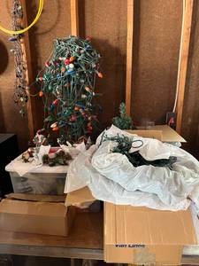 lot 433 image: Holiday Items - Large Lot