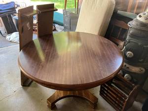 lot 437 image: Table with 2 Leaves