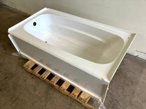 lot 69 image: Delta Classic 400 60 in. Left Drain Rectangular Alcove Bathtub in High Gloss White