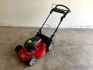 lot 92 image: Toro Recycler 22 in. SmartStow 60-Volt Max Lithium-Ion Cordless Battery Walk Behind Mower