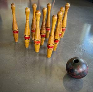 lot 15 image: VINTAGE WOODEN BOWLING SET