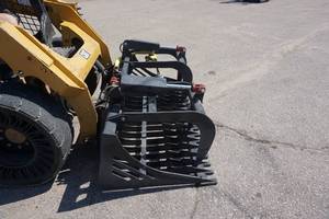 Brand New Made In USA Universal Mount Bobcat Skid Loader Skid Steer 72 SkeletonRock Grapple Bucket