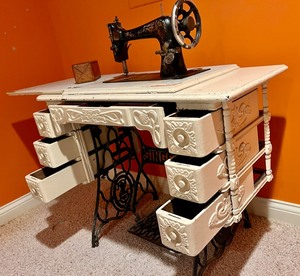 1891 Antique Singer Sewing Machine & Accessories