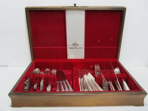 lot 26 image: Nice Clean 55-Piece Silverplated Silverware Set