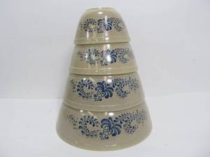 lot 45 image: 4-Piece PYREX Glass Mixing Bowl Nesting Set