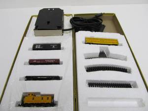 lot 92 image: Vintage Aurora Postage Stamp N Scale Train Set (No Engine)