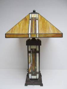 lot 98 image: Frank Lloyd Wright Style Stained Glass Table Lamp