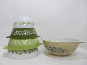 lot 117 image: Vintage PYREX NestingMixing Bowl Set wExtra Bowl