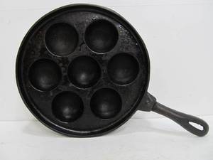lot 154 image: Nice Old Vintage Wagner Ware Cast Iron Aebleskiver Pan
