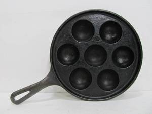 lot 156 image: Old Vintage GRISWOLD No. 32 Cast Iron Aebleskiver Pan