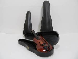 lot 194 image: Lot of 3 Miniature Violins - Including American Girl