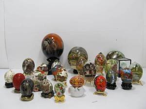 lot 223 image: LARGE Collection of Hand Painted & Decorated Eggs