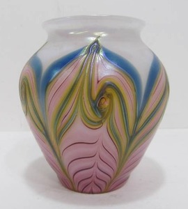 lot 234 image: Beautiful Signed ZELLIQUE Art Glass Vase