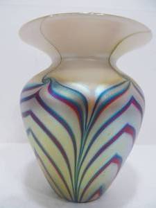 lot 235 image: Excellent Hand Made Art Glass Vase by Steven Lundberg