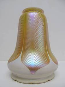 lot 240 image: Antique Signed QUEZAL Pulled Feather Art Glass Lamp Shade (AS IS)