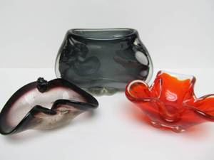 lot 253 image: Heavy Vintage Hand Blown Art Glass Bowls & Vase